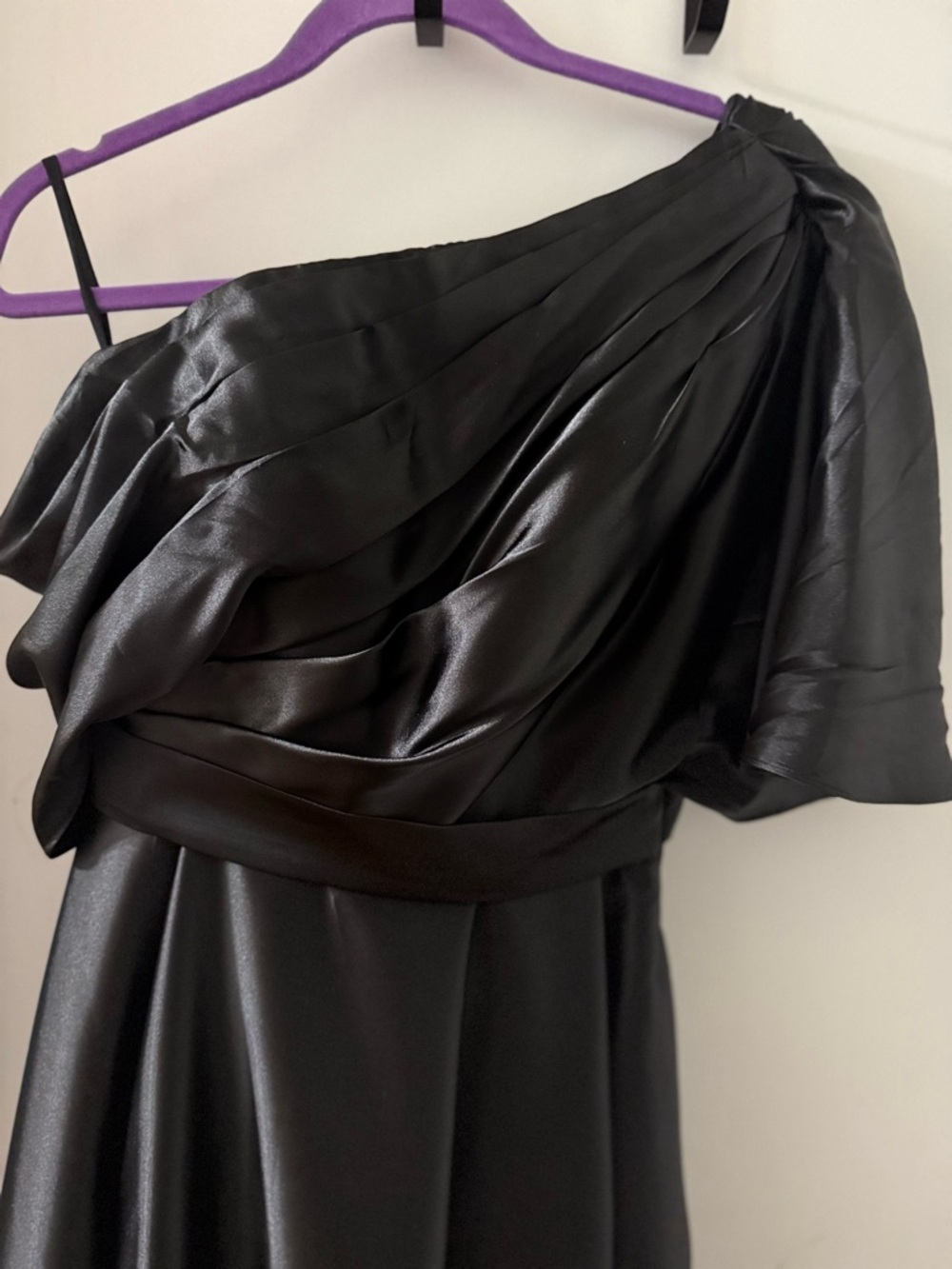 Elegant One-Shoulder Black Satin Midi Dress - Picture 3 of 3